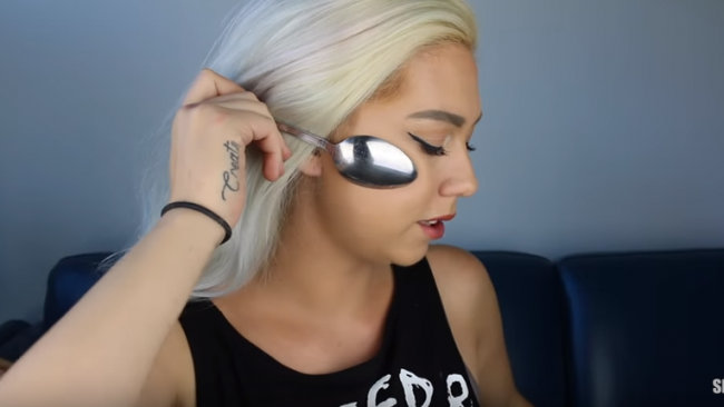 și A Pus O Lingură Pe Față Ca Să Obțină Un Machiaj Perfect Video