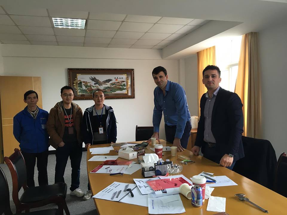 Vor să revoluționeze bărbieritul. Doi moldoveni au inventat o lamă care rade fără spumă, doar cu ajutorul apei
