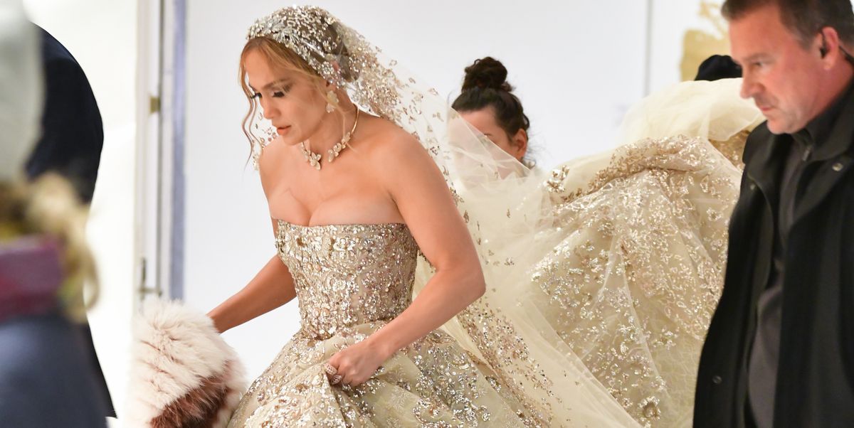 Jennifer Lopez a îmbrăcat rochia de mireasă (Foto)