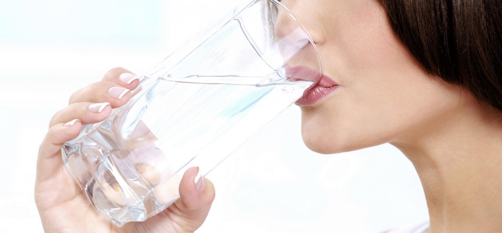 Dieta cu apă. Cum poţi slăbi cu apă minerală