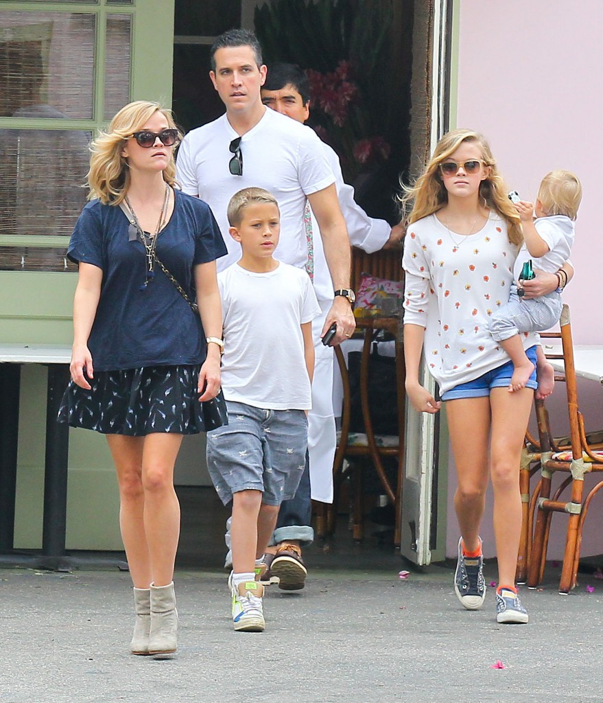 Reese-Witherspoon-walked-her-husband-Jim-Toth-kids-Deacon