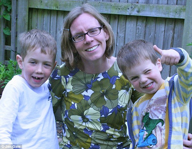 2F084E6900000578-3344768-Jen_Gale_above_with_her_sons_William_seven_left_and_Samuel_four_-a-1_1449400483271