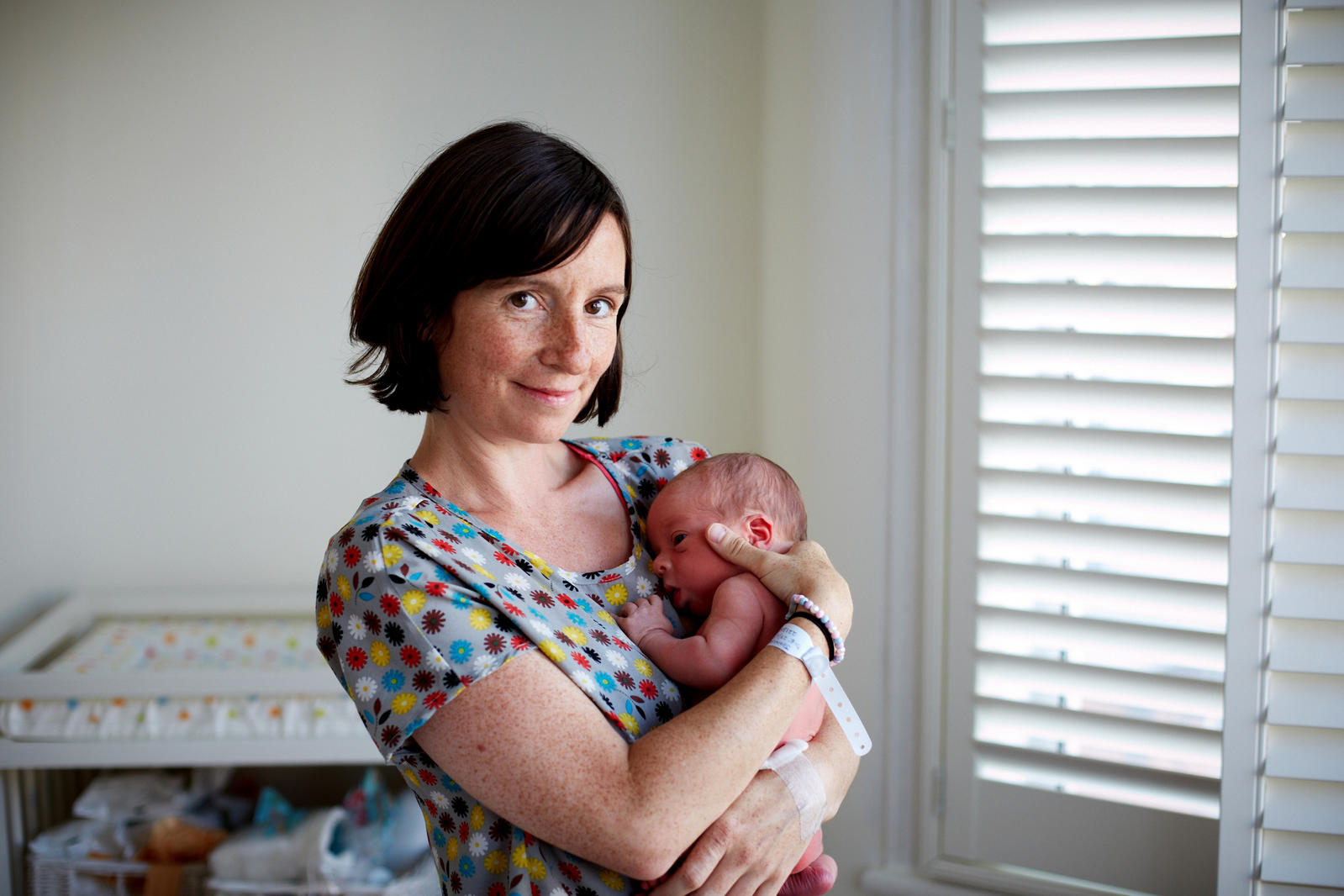 Мамы новой москвы. Новорожденный ребенок с мамой. Молодые мамы. Фотосессия в первые дни жизни малыша.