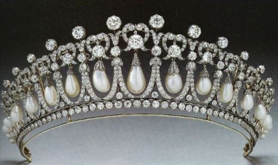 the-1913-version-of-the-cambridge-lovers-knot-tiara-with-the-spikes-removed