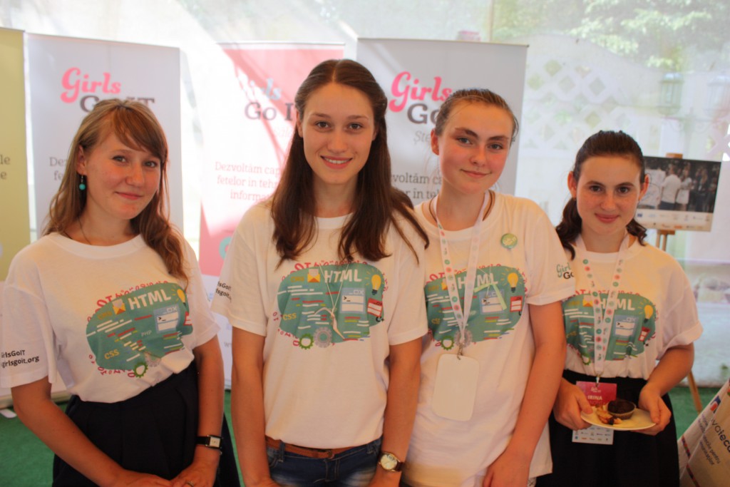 Ana Cucoș (centru stânga) și alte participante GirlsGoIT