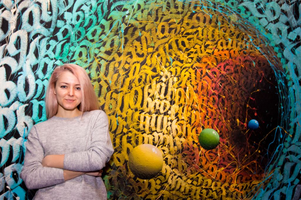 Graffiti Artista Izzy Izvne Unica Din Moldova Care Face Caligrafie Gotică și Printre Puținele Care Realizează Desene In 3d Ea Md