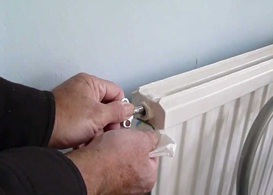 Honest Forge Frustrating 7 paşi pentru a aerisi corect caloriferul şi a beneficia de mai multă  căldură în casă (Video) - ea.md