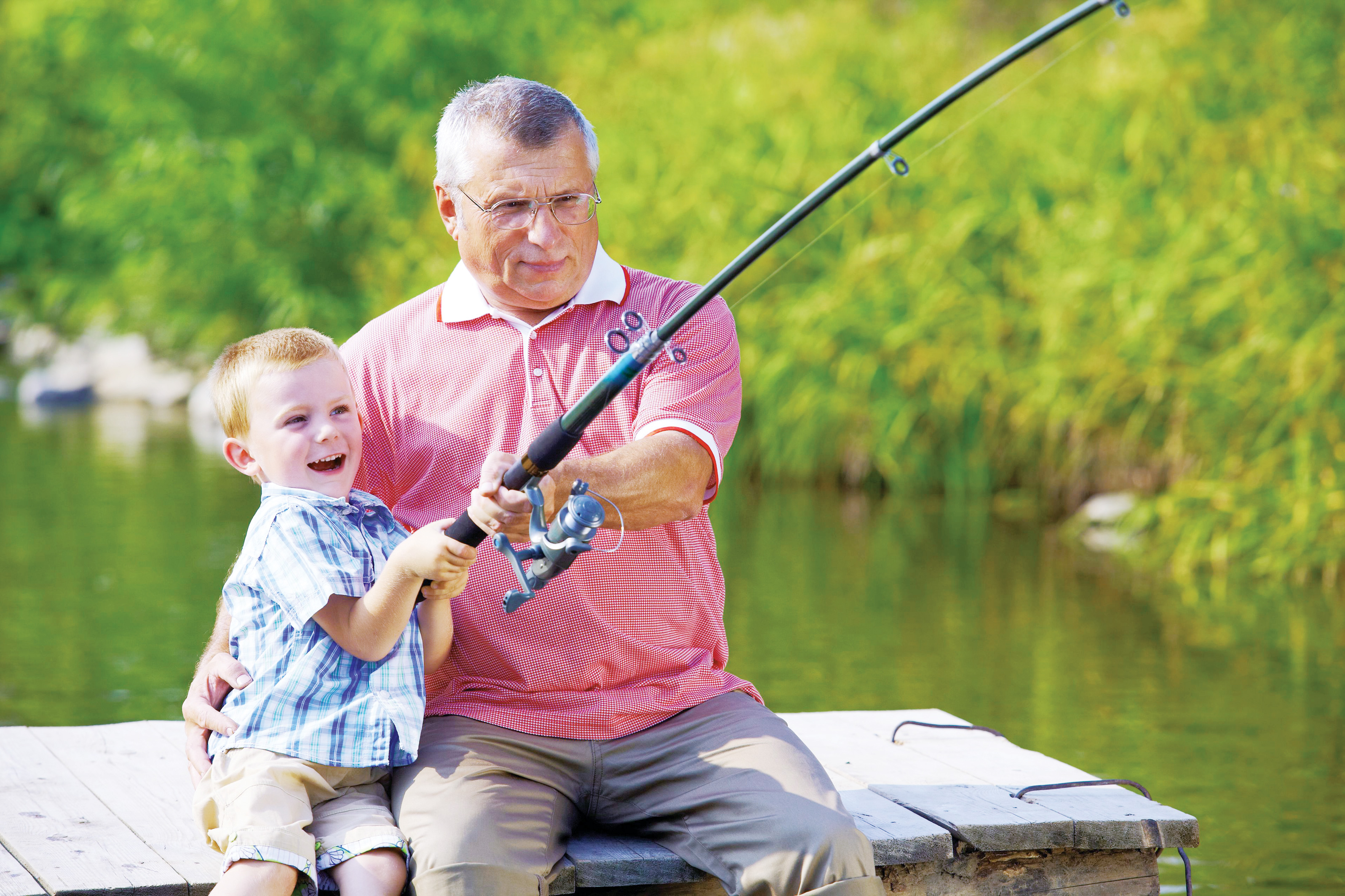Дедушка ловит рыбу. Семья на рыбалке. Папа с сыном на рыбалке. Дедушка на рыбалке. Мальчик с папой на рыбалке.