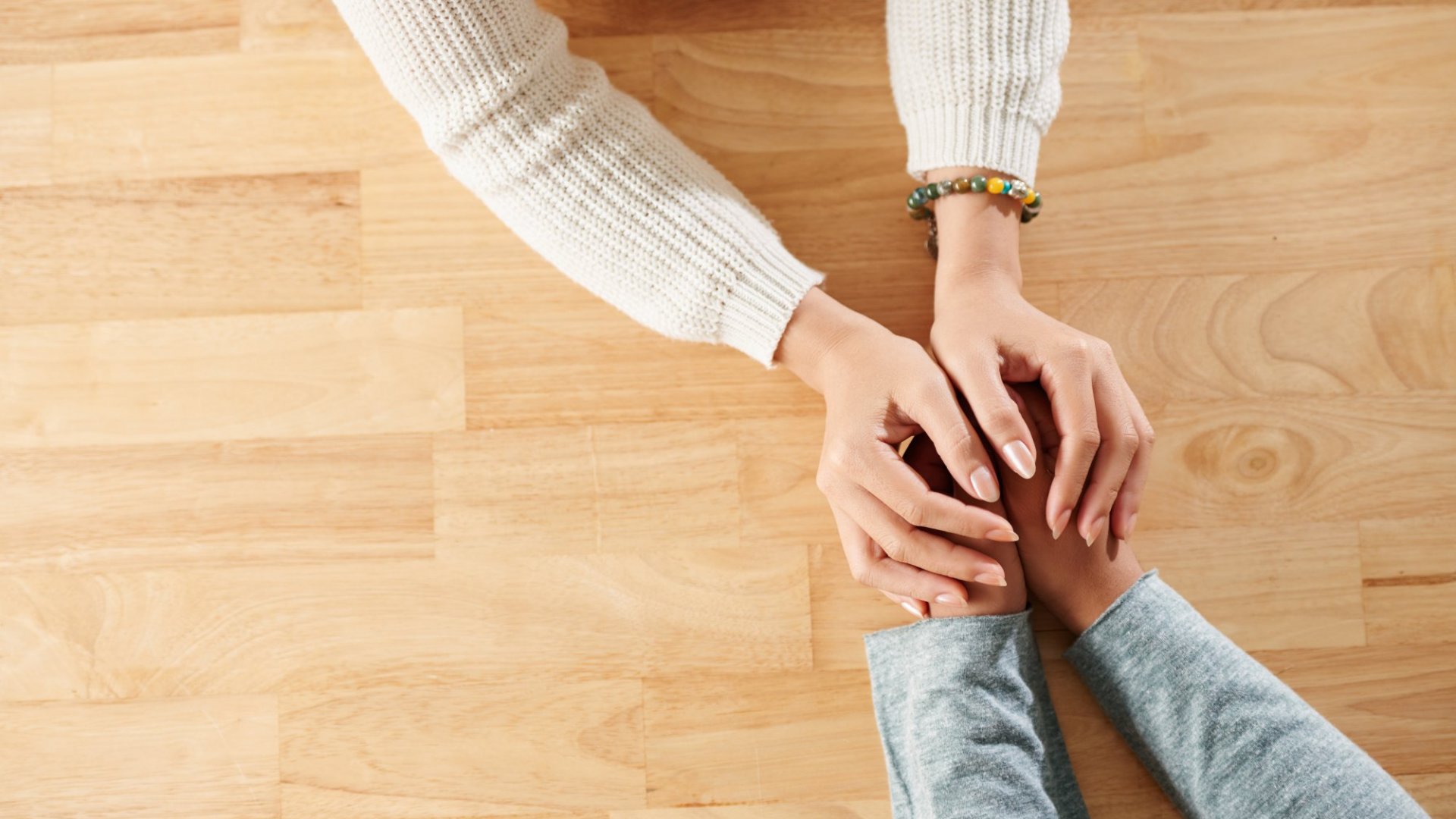 Коллективные обнимашки. Психологическая поддержка. Эластичный бинт на кисть. Hand support. Hand support.