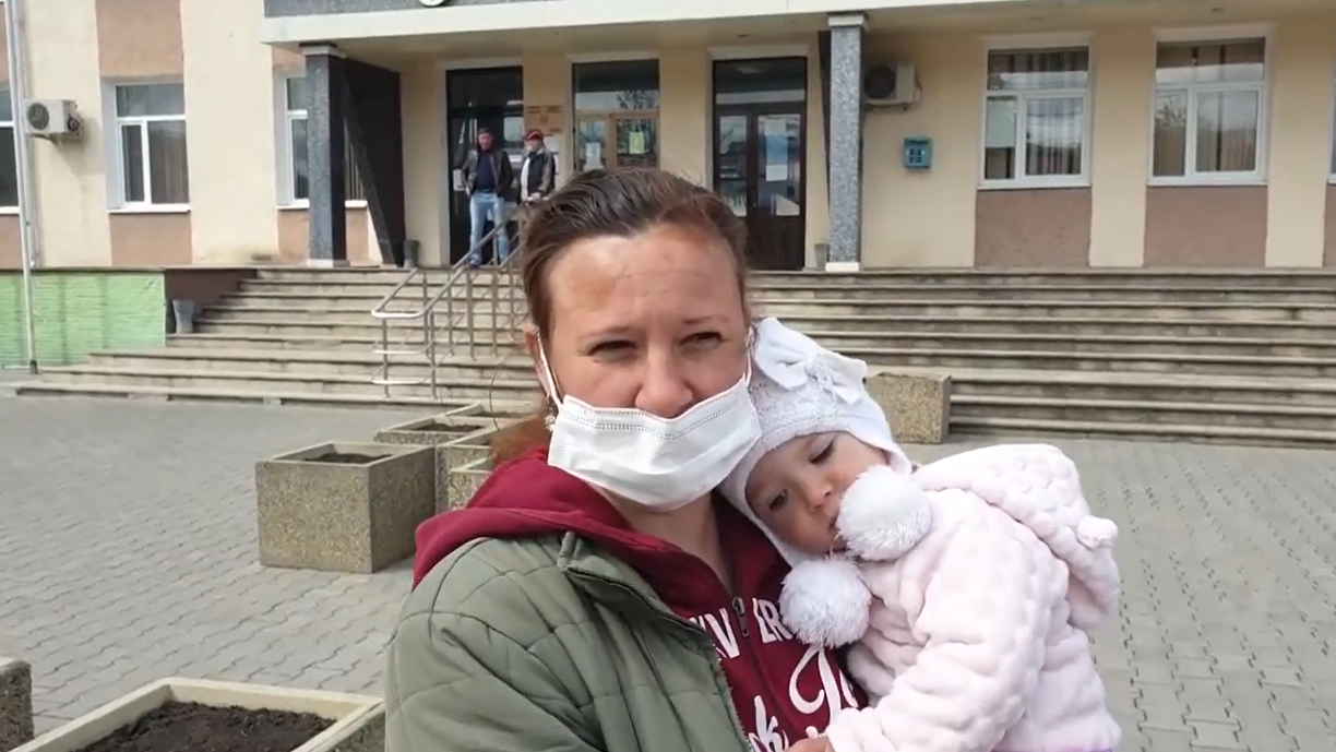 VIDEO// Mămicile din Căușeni protestează din nou pentru redeschiderea școlilor: Copiii sunt suprasolicitați