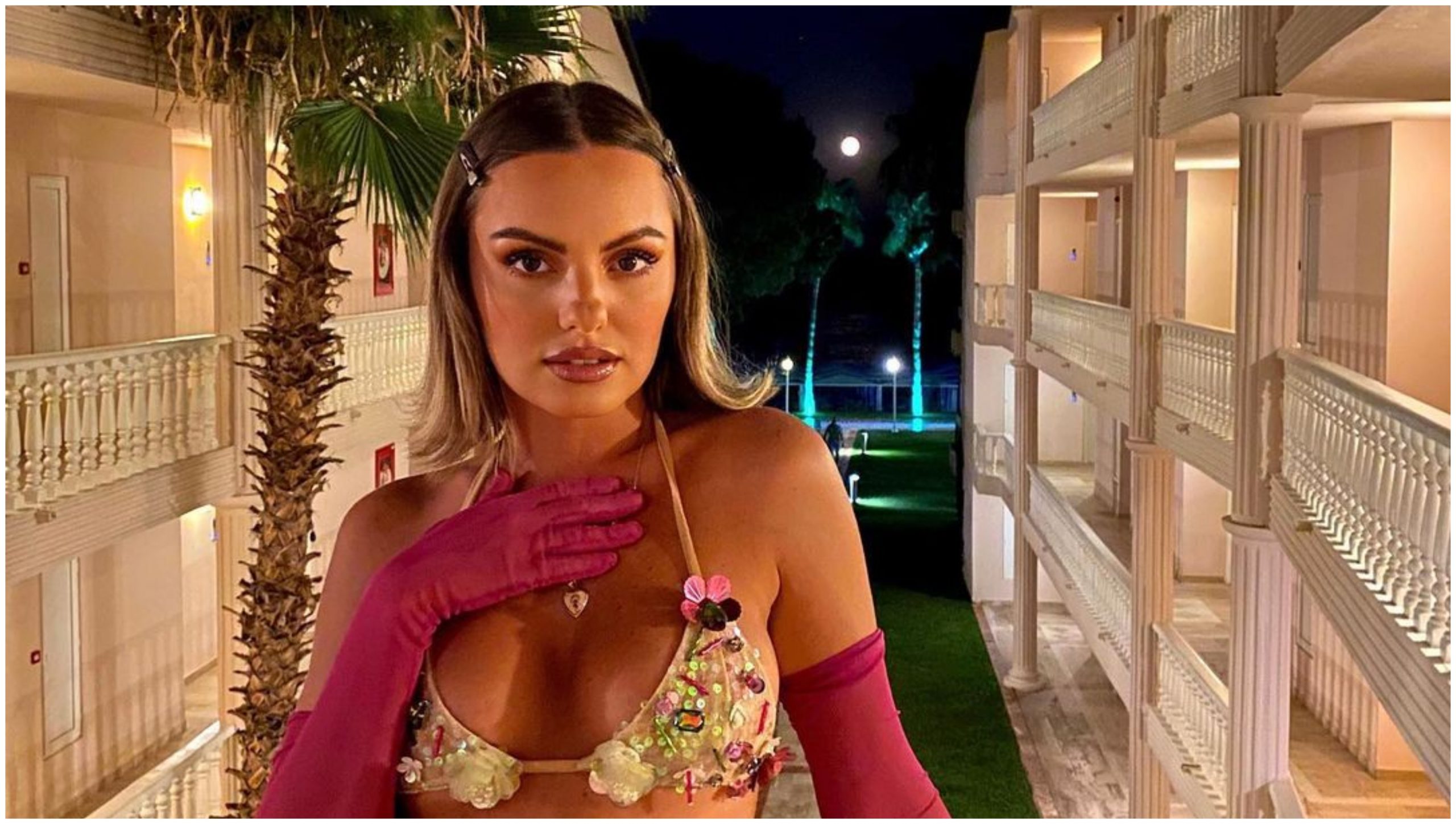 Alexandra Stan în ipostaze fierbinți, într-o pereche de pantaloni scurți  minusculi! „Foarte atrăgătoare” (Foto) - ea.md