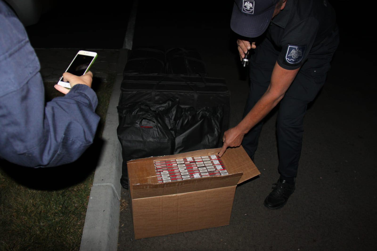 контрабанда группой лиц. контрабанда группой лиц. контрабанда группой лиц. контрабанда сигарет. конфискация сигарет.