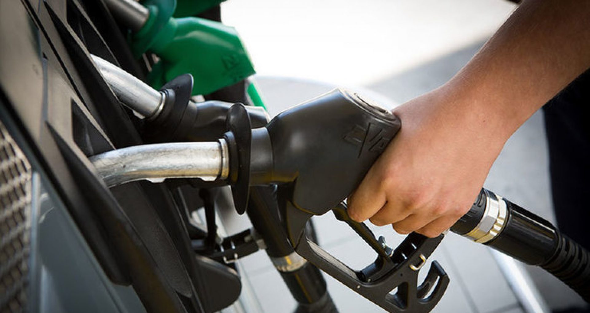 Api Benzina Săptămâna începe cu noi prețuri. Cu cât se ieftinesc benzina și ...