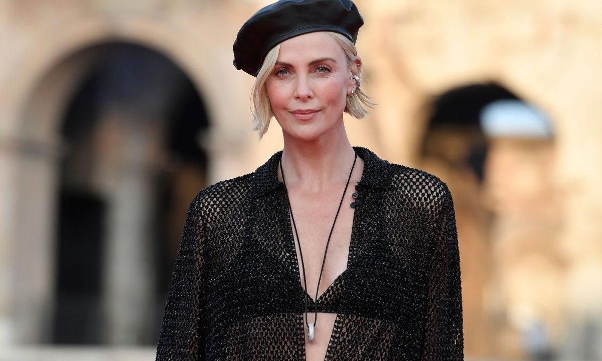 Manichiura franțuzească neagră a lui Charlize Theron pe care nu o vei putea  evita să o încerci. Unghii elegante cu vârf ascuțit este ceea ce a purtat  actrița la premiera Fast&Furious de