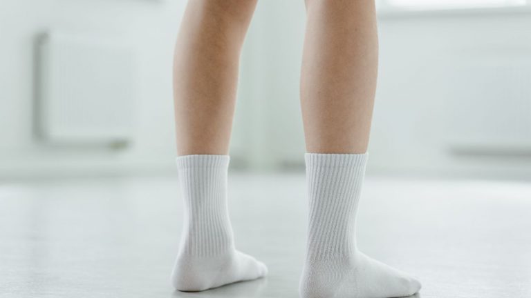 Șosete albe impecabile fără înălbitor: două soluții naturale care ...