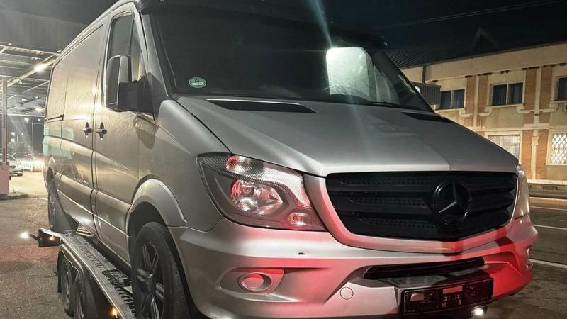 Microbuz declarat furat în Olanda, depistat la frontiera moldo-română. Ce a declarat șoferul