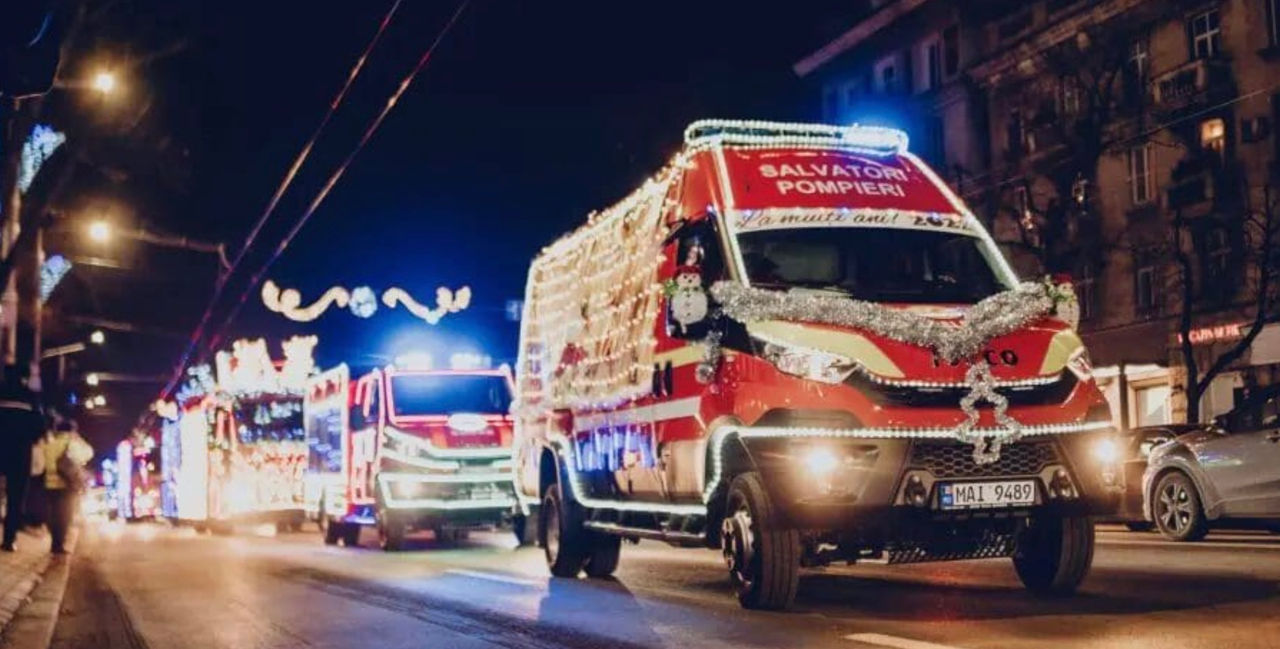 Pompierii se transformă în Moș Crăciun, iar autospecialele lor devin sănii de sărbătoare