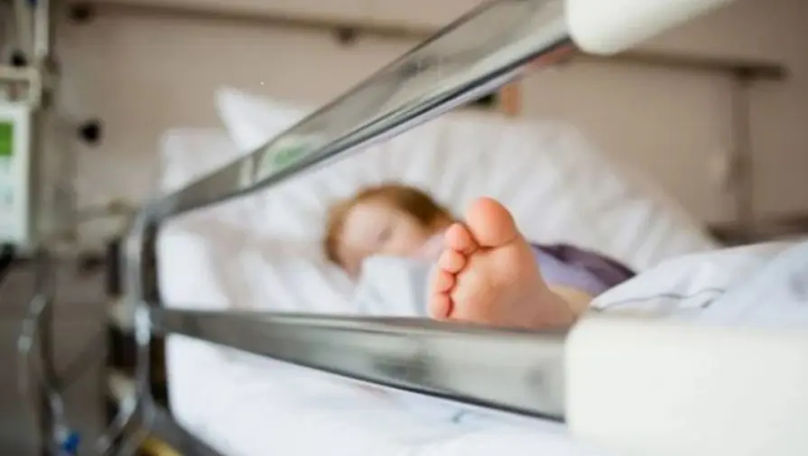 Slobozia sub șoc: Tavan prăbușit peste o copilă, transportată de urgență la spital