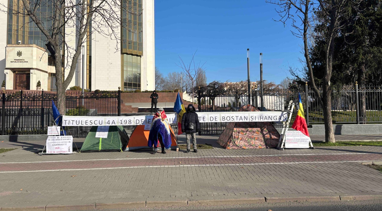 Protest la Președinție: Cetățenii cer apartamentele plătite de ani de zile