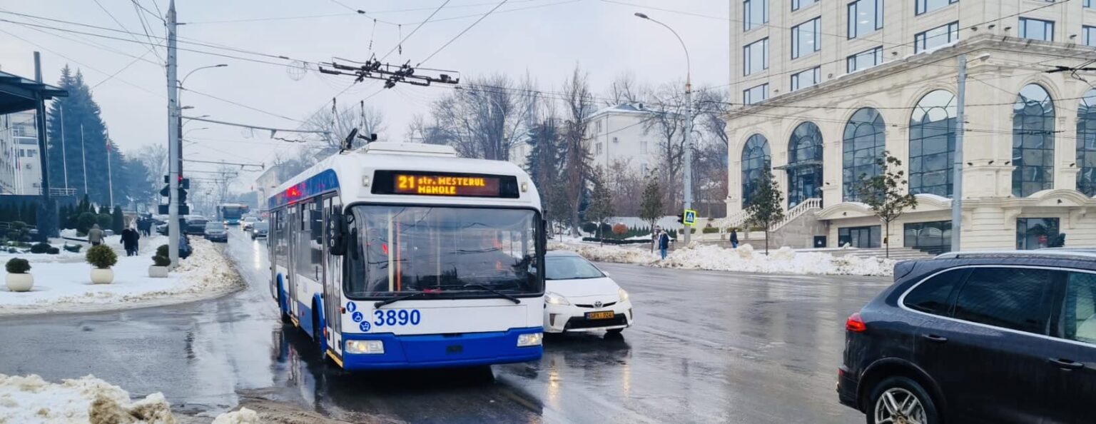 Noaptea de Revelion: Transportul public, oprit în centrul capitalei; unele rute vor avea program prelungit