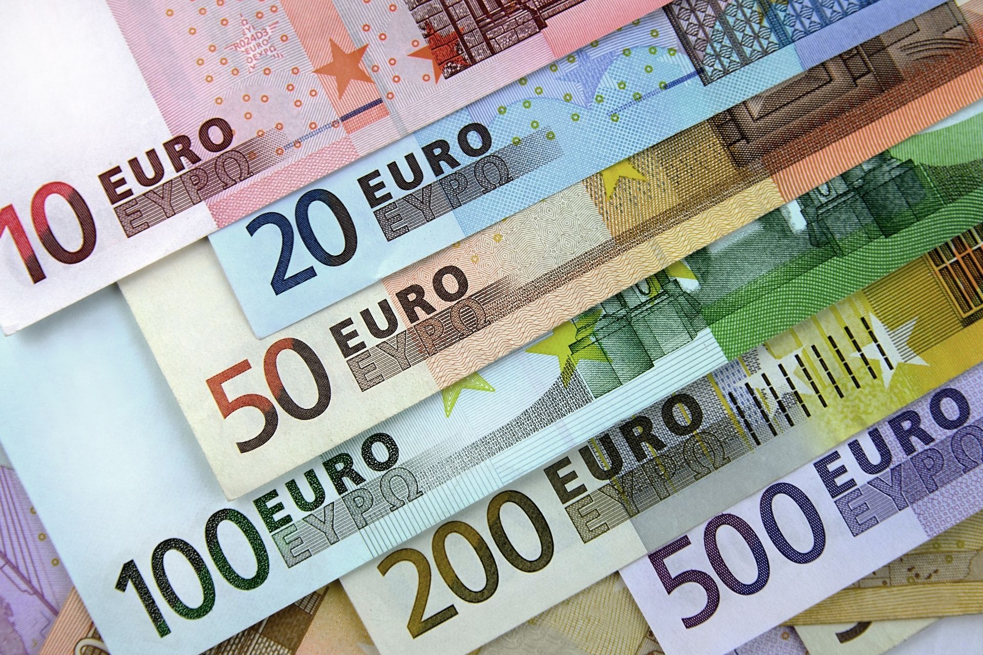 Curs valutar 1 ianuarie 2026: Euro și dolar – cât costă azi