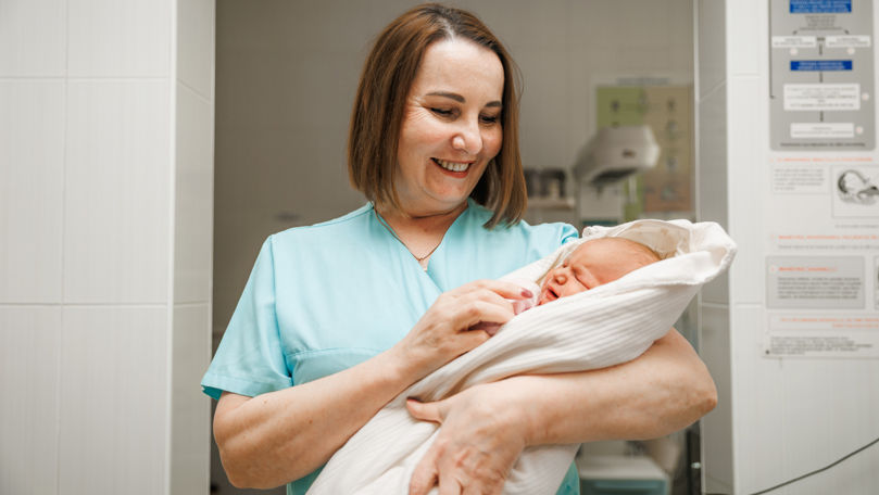 A asistat la 10.000 de nașteri: povestea moașei care nu a părăsit niciodată sala de nașteri